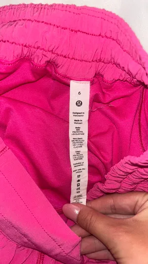 Lululemon Shorts Hotty Hot 2.5" Sonic Pink thumbnail 3