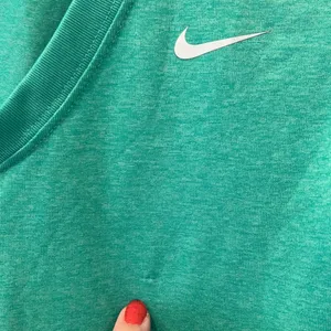 Nike Drifit V-neck tee | Women’s Extra Small thumbnail 4