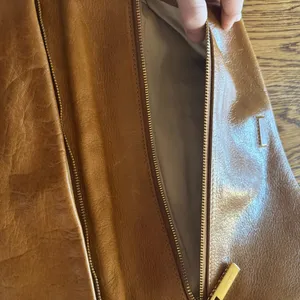 Tory Burch Bombe Tan Riva Leather Handbag with Strap and Gold Accents thumbnail 4