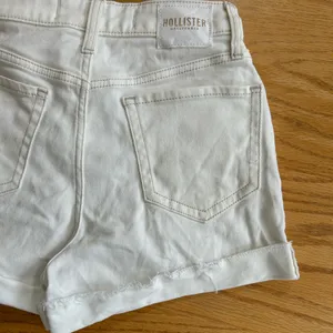 Hollister Women’s Ultra High Rise Mom Shorts White Cuffed W‎ 23 00 thumbnail 4