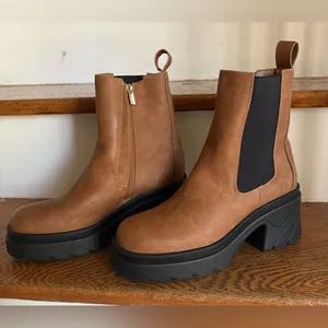 New York‎ & Company Tesla Block Heel Faux Leather Chelsea Boots Size 11 NWOT thumbnail 3