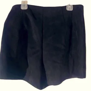 Zara Black Faux Suede Shorts Skort Tortoiseshell Buckle Side Zip Womens Medium thumbnail 9