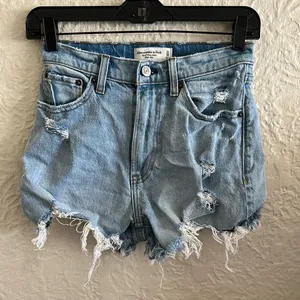 Abercrombie & Fitch Curve Love 4” Mom Shorts High Rise Light Wash Distressed 24 thumbnail 1