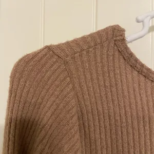 EUC Hollister women’s tan knit baby tee v-neck ruched crop long sleeve‎ top thumbnail 7