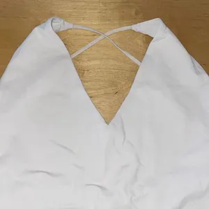Aritzia Babaton Womens V-Neck Criss-Cross Back Sleeveless One-Piece Bodysuit Sto thumbnail 2