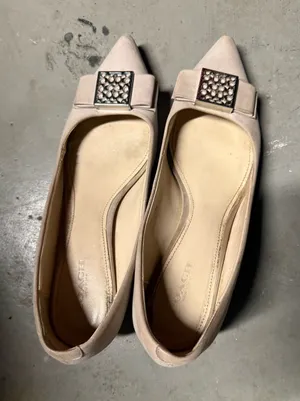 Coach Astor Women's Beige Pointed Toe Leather Heels Size 7.5 thumbnail 1