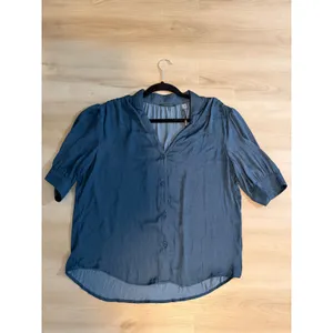 T Tahari Blouse Deep Slate Blue L Womens Silky Short Sleeve V-Neck NEW Office thumbnail 2