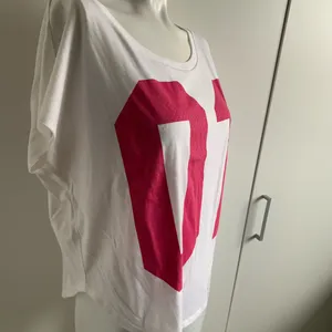 Air 01 athletic cut boat/scoop neck T-shirt size medium thumbnail 4