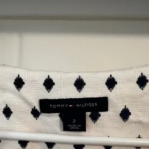 Final price Tommy Hilfiger Women’s White & Black Diamonds Pattern V-Neck thumbnail 2