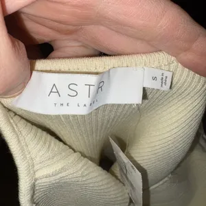 ASTR the Label Cream Ribbed Knit Top‎ V Neck Short Sleeve Fitted Womens Small thumbnail 4
