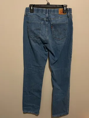 525 Levi’s Women's Medium Blue Straight-Leg Jeans thumbnail 2