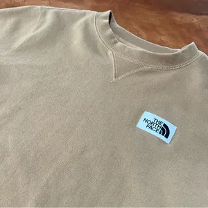North Face Crewneck Sweatshirt size medium logo patch tan thumbnail 3