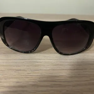 Stylish Black Sunglasses thumbnail 2