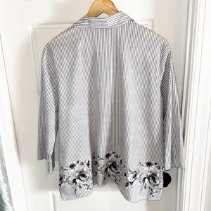 Alfred Dunner Gray Striped w/Floral Design Button Down Shirt XL thumbnail 4