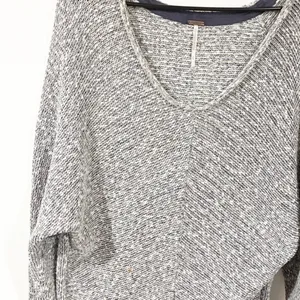 Free People‎ Grey V Neck Knit Sweatshirt Size Medium thumbnail 2