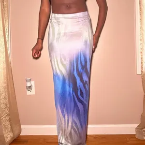 Pretty Little Thing Blue Ombré Print Maxi Skirt thumbnail 2