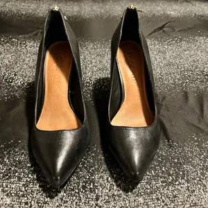 Womens 8. Aldo Black Leather Pointy-Toe Pumps with Gold Heel Zipper thumbnail 4