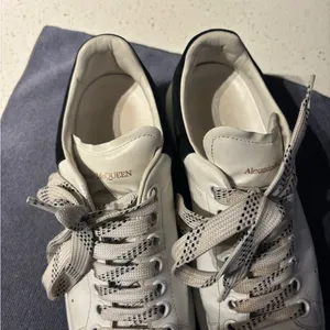 Women’s Alexander McQueen Larry Oversized White/Black Shoe Sz 38 1/2 Sz 7.5 US thumbnail 11