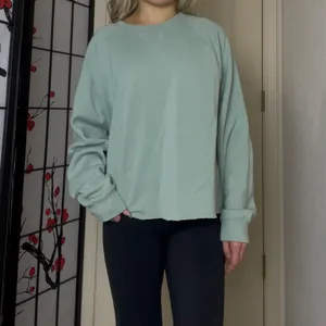 Universal Threads | Light Sage Green Long-Sleeve Crewneck Sweatshirt Pullover thumbnail 4
