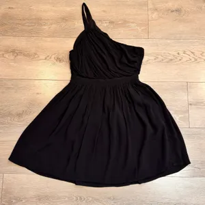 Kimchi Blue Black One Shoulder Mini Dress‎ Rayon Pleated Skirt Size Small S thumbnail 2