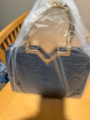 Stylish and elegant handbag in good condition. Perfect for everyday use, work, shopping, or going out. Spacious enough to carry your essentials and easy to match with different outfits. Please check the photos for the exact condition and details. thumbnail 6