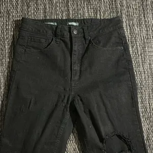 Wild Fable High Rise Skinny Distressed Jeans Black Size 4 thumbnail 3