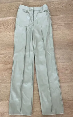 PrettyLittleThing - Faux Leather Pants in Beige thumbnail 1
