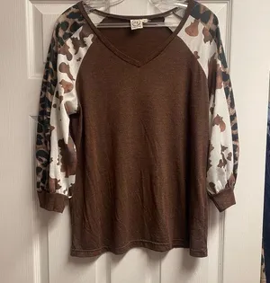 Boutique Cow Print Long Sleeved Top Size Medium thumbnail 1
