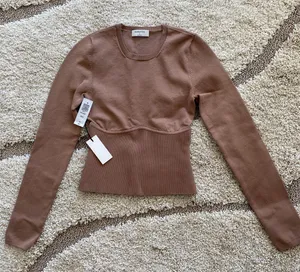 Aritzia NWT  Babaton Contour Long Sleeve thumbnail 1