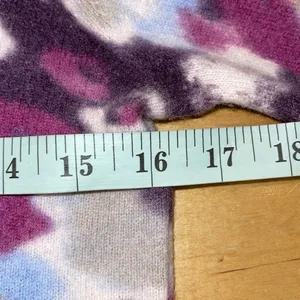 NEIMAN‎ MARCUS CASHMERE VNECK SWEATER Watercolor Purple SIZE MEDIUM Fits like an thumbnail 7
