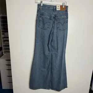 NWT‎ Levi’s Women’s High Rise Loose Flare Leg Relaxed Ripped Knee Size 25 x 32 thumbnail 8