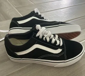 Black and white vans thumbnail 1