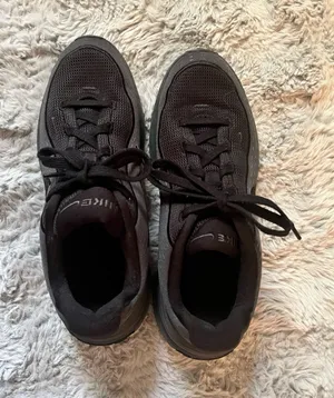Black Nike Nonslip Shoes thumbnail 1