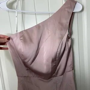 EUC AW Bridal women’s‎ dusty rose one-shoulder molded cup zip slit maxi dress thumbnail 2