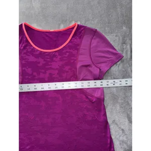 Lululemon‎ Run For Days Camo Short Sleeve Shirt in Regal Plum Size 4 thumbnail 4