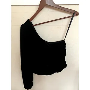 FREE PEOPLE Tell Me About It Top Black Velvet One Shoulder Size XS FEMININE thumbnail 2