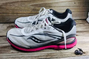 Saucony Kinvara 2 Womens Shoes Sneakers Size 7 White/Pink 10121-1 Athletic thumbnail 2