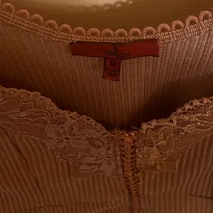 Buckle Red by BKE Metallic Lace Top in Cognac thumbnail 6