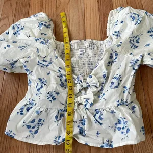 White Blue Floral Peplum Top Large Cottagecore Coquette Puff Sleeve Tie Front thumbnail 7
