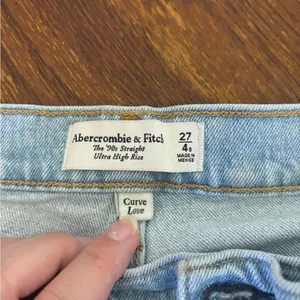 Abercrombie & Fitch 90s Straight Ultra High Rise Curve Love Jeans 27/4S thumbnail 2