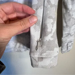 Lululemon Grey Camo Print Long Sleeve Shirt Womens 6 Athletic Fall Cozy Runners thumbnail 4