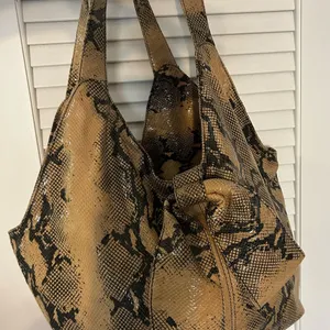 MELIE BIANCO CHIC Snakeskin Tote Bag-really cute-bow on front thumbnail 4