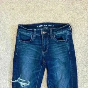 American eagle blue distressed jeggings in size 4 long thumbnail 2