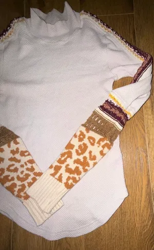 Free People Switch It Up Thermal Top Size XS Free People Switch It Up Thermal Top in cream/off-white. Thermal knit fabric with a mock neck and long sleeves. Leopard print cuffs with crochet knit detailing on the sleeves. Pre-owned, no visible wear. thumbnail 2