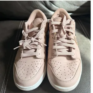 Nike Dunk SE Low Primal Pink Sneakers Animal Print Metallic Swoosh DD7099-200 thumbnail 5