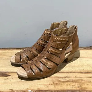 Earth‎ Vela Taupe Soft Leather Gladiator Sandals Size 9B A52 thumbnail 2