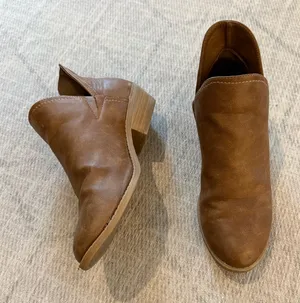 Universal Threads Brown Leather Ankle Boots 9 thumbnail 1