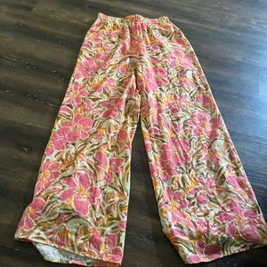 Sadie & Sage Pink and Orange Floral Pants thumbnail 2