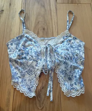 SHEIN Soleia Blue White Floral Lace Trim Tie Front Crop Top XS thumbnail 1
