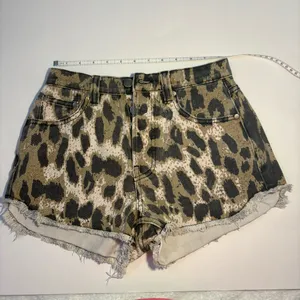 MinkPink Animal Instincts Leopard Print Shorts Wms XS Buttonfly Denim Distress thumbnail 8